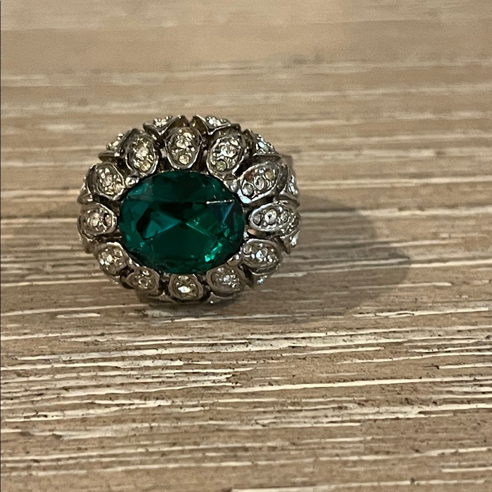 Elegant Silver and Green Gemstone Ring